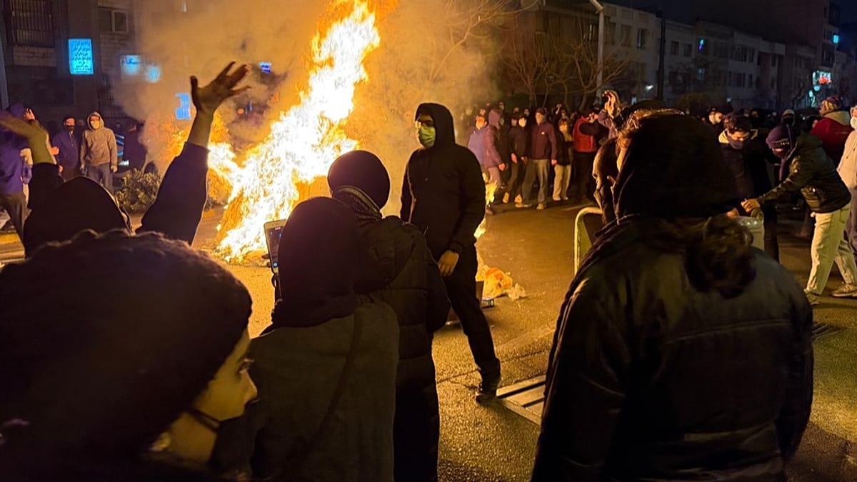 'Keep protesting, help is on the way,' Trump tells Iranians. El título no debe incluir ningún