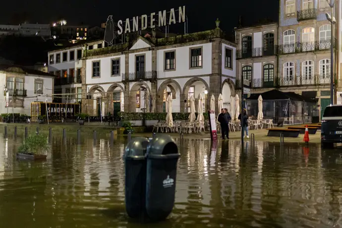 Muere un bombero en medio del temporal que sacude Portugal La sucesión de borrascas deja ya más de 1.100 desplazados en Portugal...